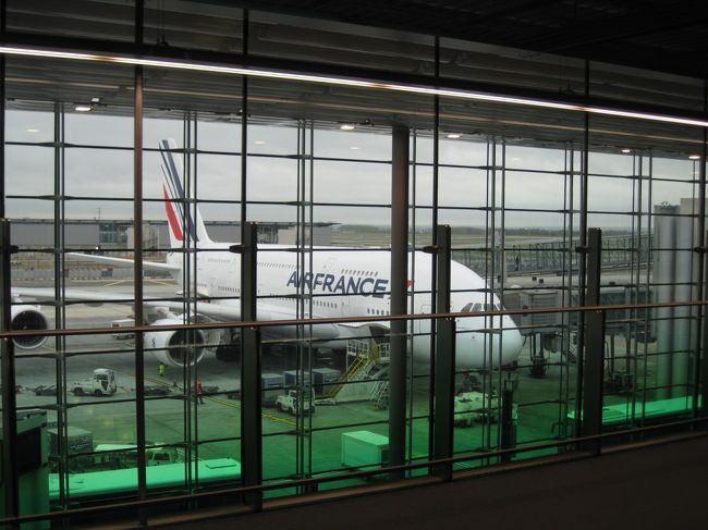 念願のエールフランスに乗って、夕方頃にパリ・シャルルドゴール空港着。 <br />その後バスに乗ってホテルへ向かいます。 