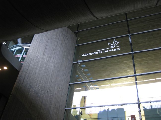 新婚旅行にフランスを選んだのは、以前どこかで <br />「モンサンミッシェルに泊まれるらしい」という話を聞いたからです。 <br /><br />もともとツアーで行く予定でしたが、モンサンミッシェルに一泊する <br />ツアーが少なく、結局航空券とホテルだけ取って行くことにしました。 <br />「旅の指差し会話帳」を握りしめて… <br /><br />