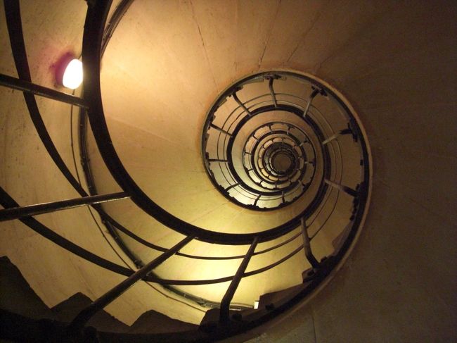 凱旋門って上に登れるんです。登ってみました。螺旋階段がハンパなくて上に着くころ足ガクガクです… 