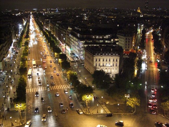 凱旋門の上から見たシャンゼリゼ通り。