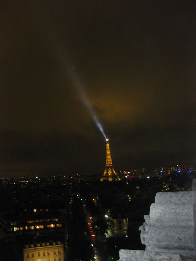 凱旋門の上から見たエッフェル塔。<br /><br />この時点で10時頃かな？ <br />エッフェル塔が見えてちょっとテンションが上がり、行ってみようということに。シャンゼリゼ通りを歩いて地下鉄に乗り込みました。 