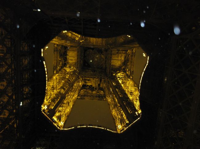 下から見たエッフェル塔。 <br /><br />