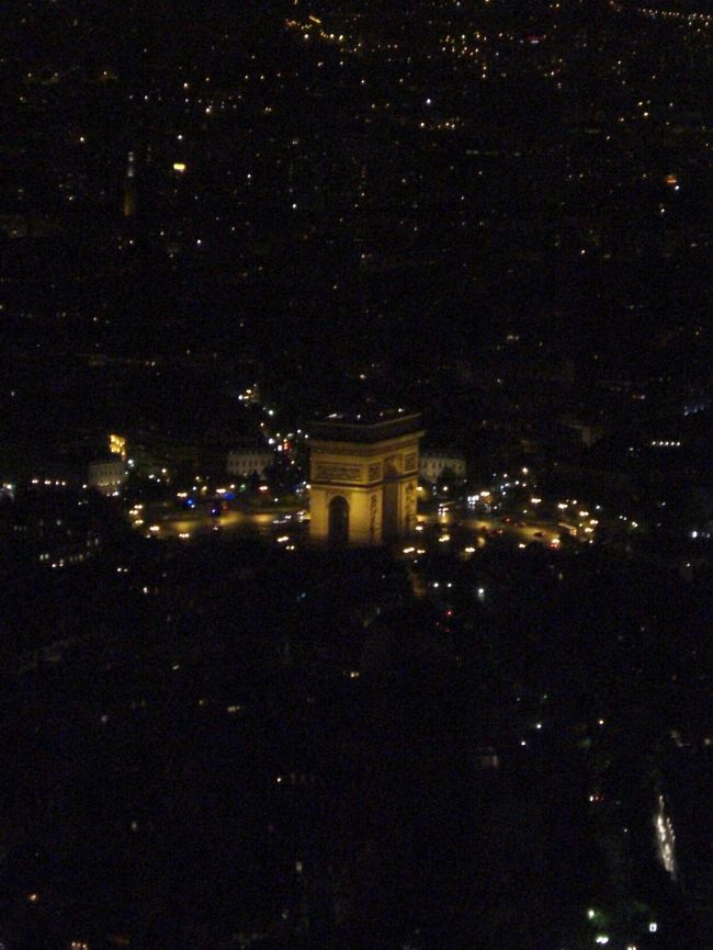 エッフェル塔の上から見た凱旋門。エッフェル塔はエレベーターで上まで行けます。 <br /><br />昼間はエッフェル塔に登るにはかなり並ぶそうですが、この時間帯はガラガラですのでおススメ！<br /> <br />エッフェル塔に登れたなら、あんなしんどい思いして凱旋門登らなくてもヨカッタね、というお話… <br /><br />