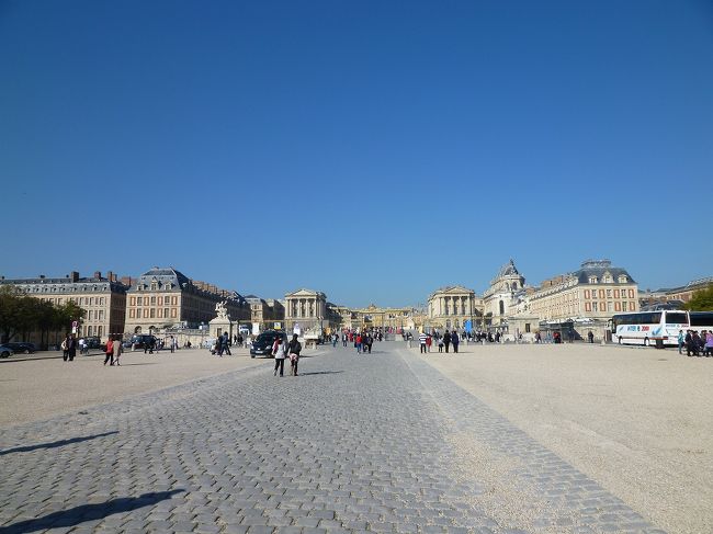 3日目はヴェルサイユ宮殿。<br /><br />と思いきやなんとストライキの為閉鎖！<br />鉄道や地下鉄、観光名所で<br />ストライキが行われてた事を後で知りました。<br /><br />確かに鉄道運行の間隔がガイドブックにあるよりも<br />かなり間が空いていました。。。<br /><br />鉄道は何本中何本を運行。という形でした。