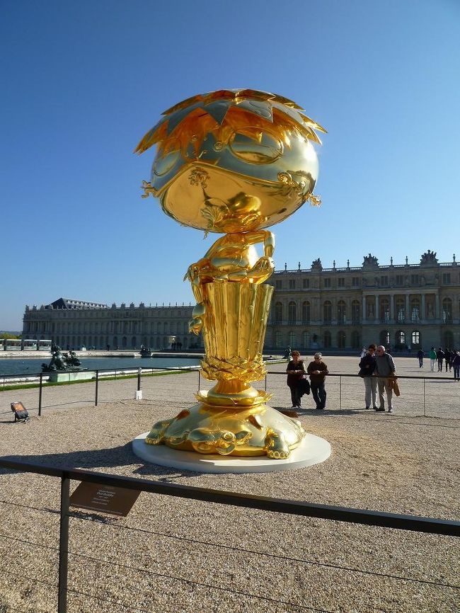 村上隆の作品展が開催されていたので見たかった。。。<br /><br />と思っていたら庭に一つ。<br /><br />仕方がないので午後はお買い物。