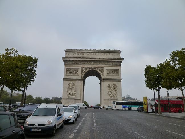 4日目。ストライキは治まっていて欲しい。<br />という願いは届かずストライキ継続。<br /><br />朝一でオランジュリー美術館へ行きましたが閉鎖。<br />予定していたオルセー美術館もあきらめ、凱旋門へ。<br /><br />上れなかったけど仕方ないですね。<br /><br />ミュージアムパスはこの日で有効期限切れ。<br />結局48ユーロ払って使ったのは1日目だけ。。。