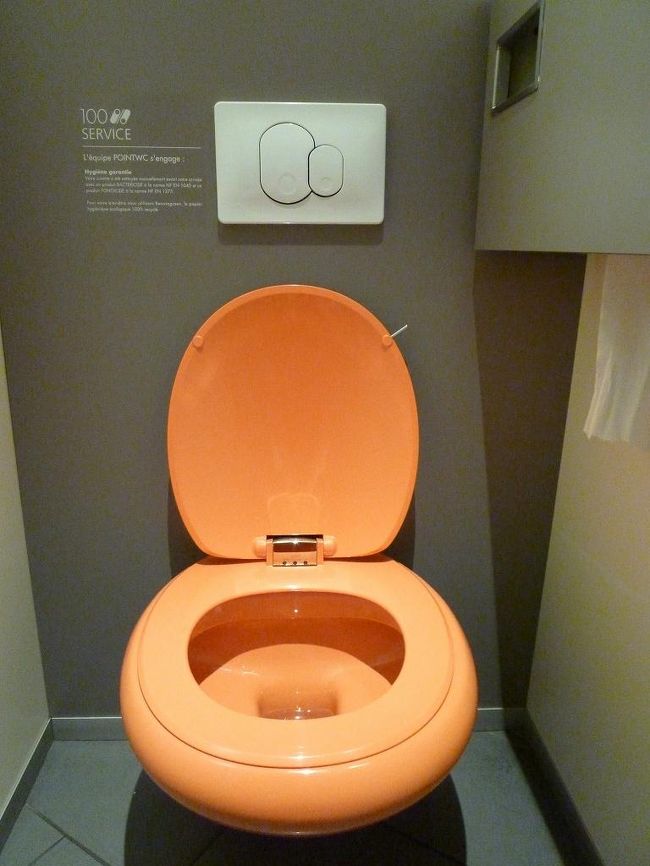 フランスはトイレが有料の所が結構ありました。<br /><br />観光地は街などは0.4〜0.5ユーロが相場。<br />プランタンは倍の1ユーロ。<br /><br />でもスタイリッシュなトイレ。<br />一人入ったごとに掃除してました。