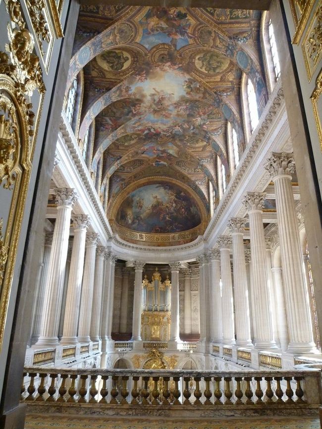 5日目。ヴェルサイユ宮殿に再チャレンジ。<br /><br />朝、ホテルの人に開館しているかを<br />電話で確認してもらいました。<br />10時半まで開館するか分からないと言われ、<br />回答を待ってから行きました。<br /><br />ミュージアムパスは期限切れだったのですが、<br />入り口の人に交渉して入れてもらいました。<br />それでも、ミュージアムパス48ユーロのもとは取れず。。