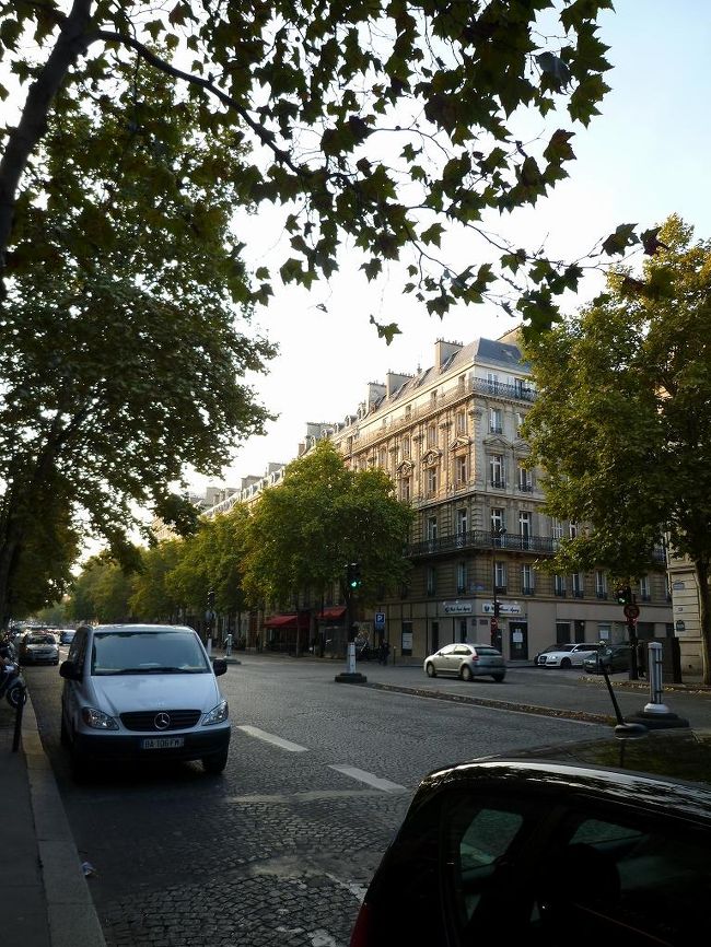 最後に泊まったホテルの周辺をご案内。<br /><br />ホテルの前の通り。