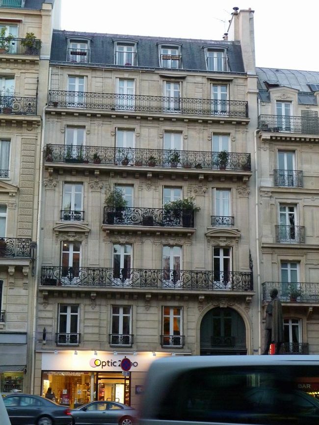 スーパーに行く途中の建物。