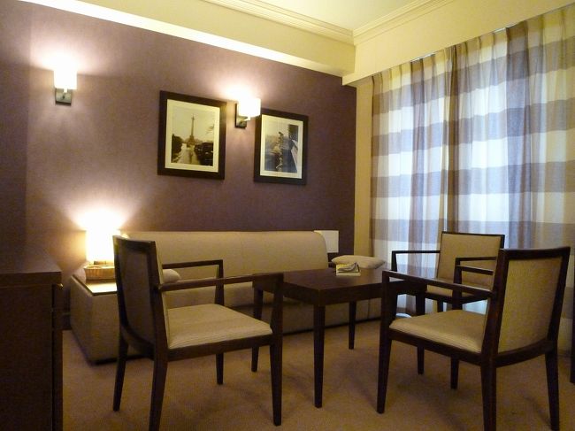 そして私達が泊まったホテル。<br />ホテルというかウィークリーアパートメント的。<br /><br />パリでチェーン展開しているAdagioに泊まりました。<br />部屋は1LDK。ソファーが広がってベットになります。