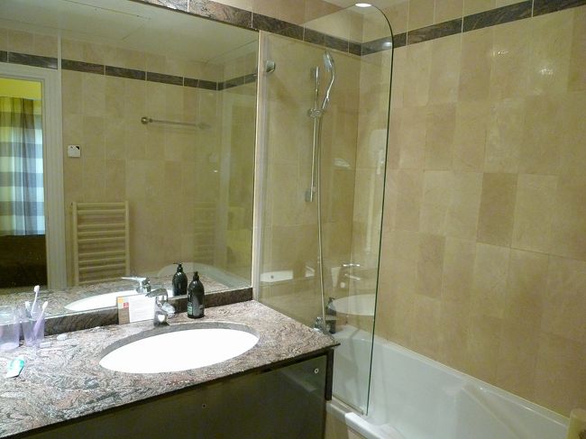 シャワールームは湯船つき。<br />シャンプー、ボディーソープ、<br />ハンドソープが兼用のものがおいてありました。