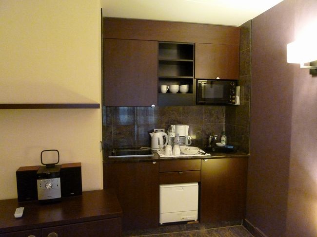 キッチンは電気コンロ、<br />オーブンレンジ、食器洗い機もあり。<br />部屋の掃除が1週間に1度しか入りません。<br /><br />途中タオルが交換しましたが<br />５ユーロかかりました。<br /><br />洗濯機や乾燥機も借りることが出来ますが<br />洗濯機5ユーロ、乾燥機2.5ユーロと高め。