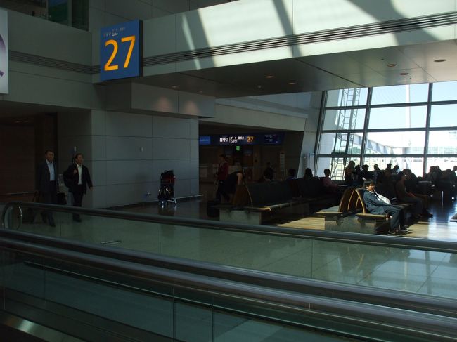 「仁川空港乗継　ゲート２７」<br />アジアのハブ空港を称する仁川空港は新しくてきれいであった。案内表示もわかりやすく迷うこともなかった。また乗務員もきびきびとよく動いていた。さすがである。　