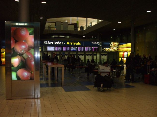 「ＣＤＧ空港」<br />初のＣＤＧ空港、夕方６時３０分過ぎである。１２時間の空の旅は疲れる。パリの第１歩、期待に反して評判のロワシー(CDGの通称)空港もなにか薄暗い。入国審査は簡単、フリーパスに近かったが、７時は過ぎていた。