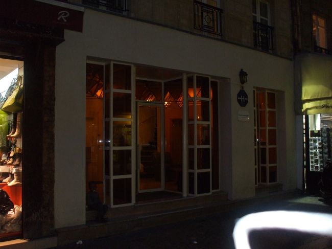 「プランス・ホテル入り口」<br />83,RUE RANBUTEAU-75001,PARIS FRANCE  TEL:+33-1-4236-1590<br />とにかく無事にホテルに着いたのだ。ここはパリなのだ。<br />若い男性がフロントにいる。日本語はしゃべれない。<br />さっそく１泊１１０ユーロの前払いでチェックイン。釣り銭のうち３ユーロチップを渡す。サービスのルーブル１日券を貰う。<br />部屋は２０３ 日本風に言えば３階である。ブログにあったようにエレベーターが狭い。昔風の真鍮の鍵、鍵穴に入れても鍵が回らない。フロントの男性を呼んでくる。鍵を回すとドアが開いた。かなりの力を入れないと回らないのだ。チップねだりの回らない鍵なのかな？バリー島の時を思い出した。さっき３ユーロやったので「メルシー」だけで済ます。