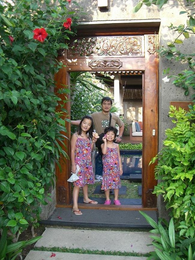 ホテルは各室アプローチと玄関ポーチ付き。<br />奥にプライベートプールが