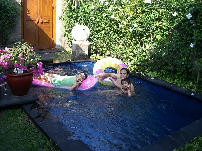 子供達はさっそくプールです。<br />色がブルーなのですが何か仕掛けがあるんですかね？