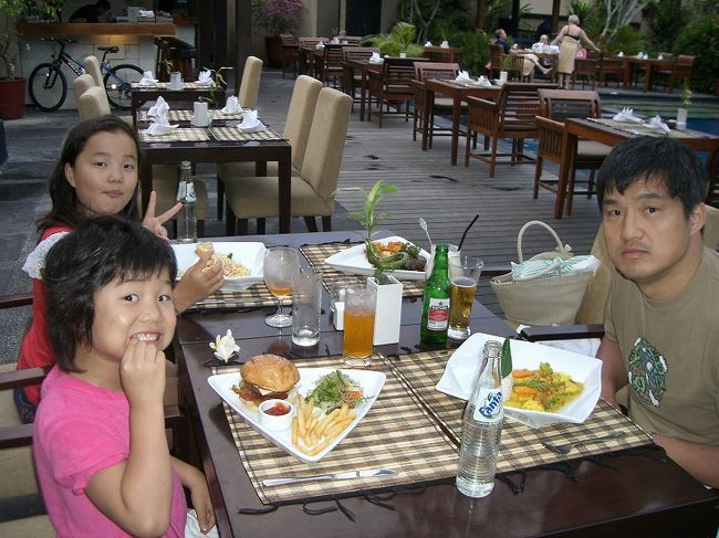 夕食は外に出るのも疲れたのでメインプール横のレストランで・・この夕食が一番高価だったかも？それでも4人で5000円ほどだったように記憶しています。