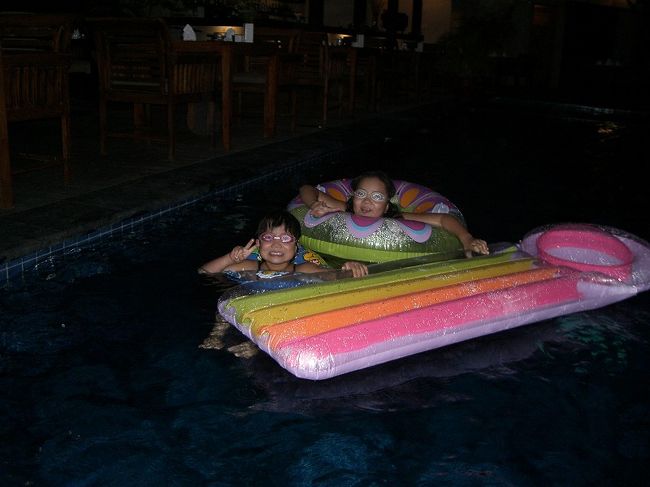 飽きもせず夜もプール