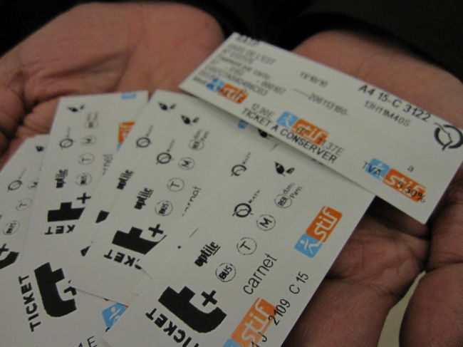 ＜パリ東駅・地下鉄＞<br /><br />お得な回数券１０枚を購入！