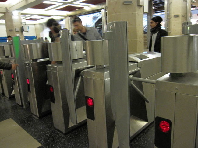 ＜パリ地下鉄＞<br /><br />改札