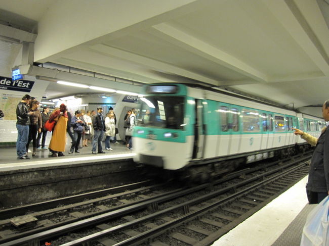 ＜パリ地下鉄＞<br /><br />前に日本から来た学生さんが地下鉄でスリの被害に遭ったという事で、家族みんな警戒して乗り込みました。<br />