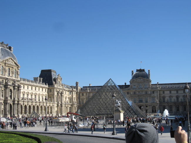 ＜バスでパリ市内観光＞<br /><br />あのピラミッドは！！！<br /><br />ここはルーブル美術館★