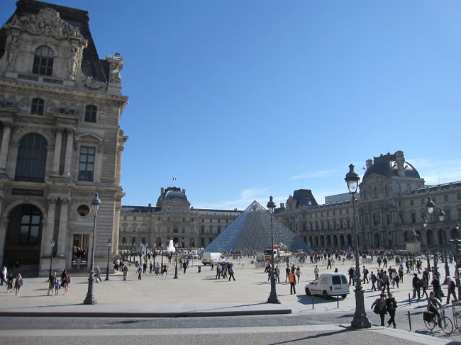 ＜バスでパリ市内観光＞<br /><br />ルーヴル美術館は凄い人でした〜<br />今回は時間がないので、次回は来たいな〜♪