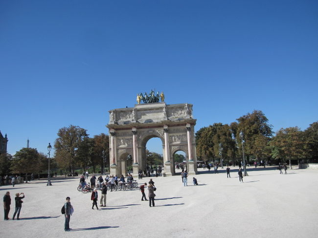 ＜バスでパリ市内観光＞<br />