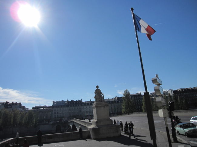 ＜バスでパリ市内観光＞