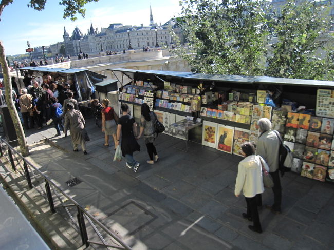 ＜バスでパリ市内観光＞<br /><br />セーヌ川周辺<br /><br />沢山お店が出てました<br />(・∀・)掘り出し物ないかな〜？？
