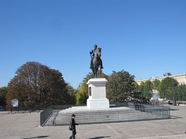 ＜バスでパリ市内観光＞<br />