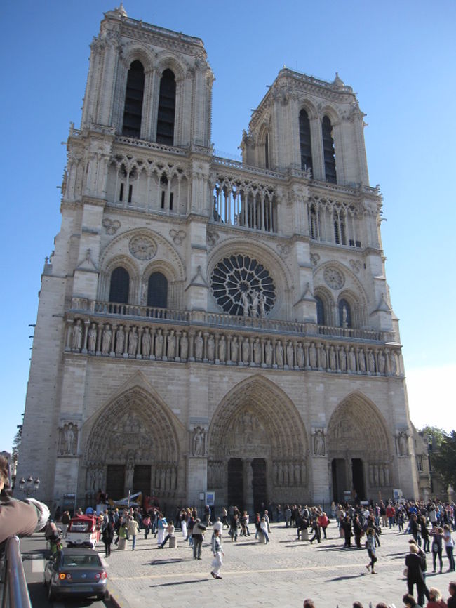 ＜バスでパリ市内観光＞<br /><br />世界遺産のノートルダム大聖堂<br /><br />ここもすっごい人でした！<br /><br />ゴシック建築を代表する建物だけあり、なんともいえない迫力がありました！！<br />ここで下車し、外観を見学＆トイレ休憩。