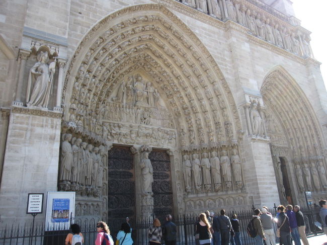 ＜バス下車し徒歩で観光＞<br /><br />世界遺産のノートルダム大聖堂