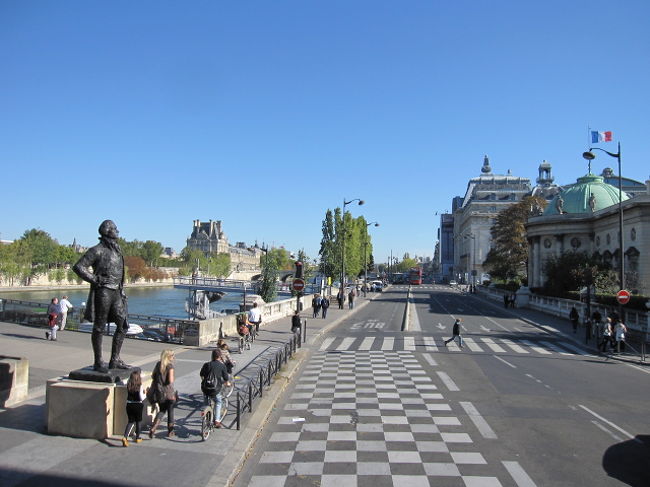 ＜バスでパリ市内観光＞<br />