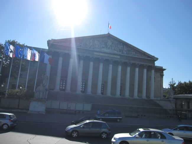 ＜バスでパリ市内観光＞<br />