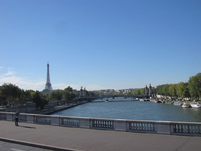 ＜バスでパリ市内観光＞<br />