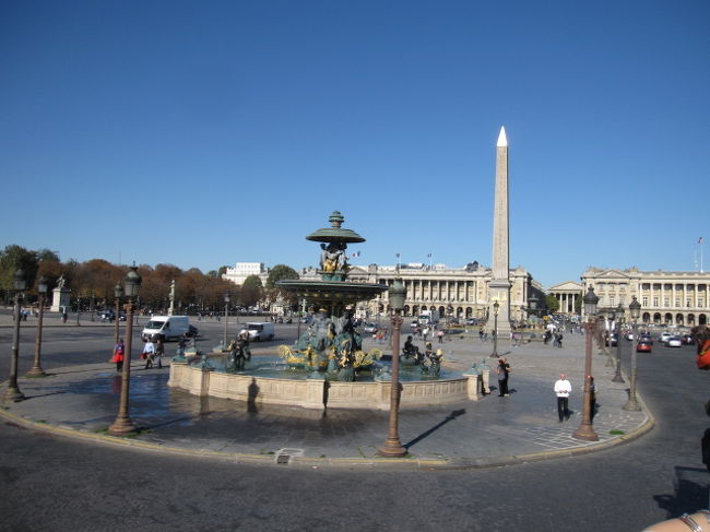 ＜バスでパリ市内観光＞<br /><br />コンコルド広場<br /><br />ルイ16世やマリー・アントワネットの処刑が行われた場所。