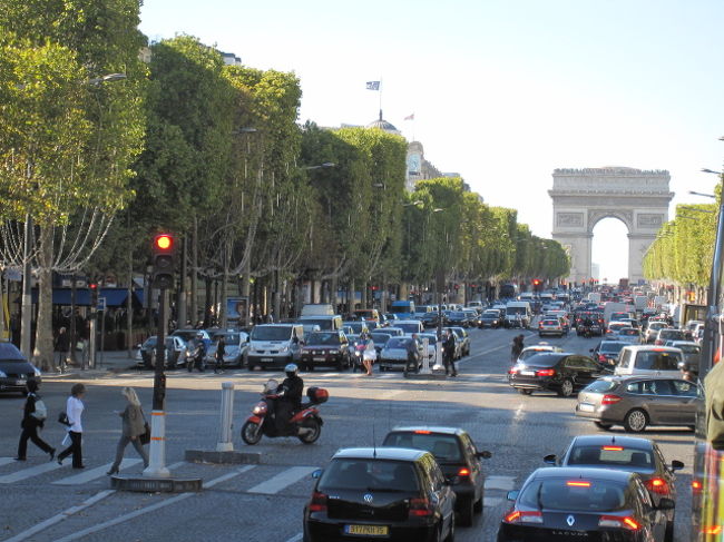 ＜バスでパリ市内観光＞<br /><br />ど、どどーーん！！凱旋門★<br /><br />と、ゆーことでここで下車。