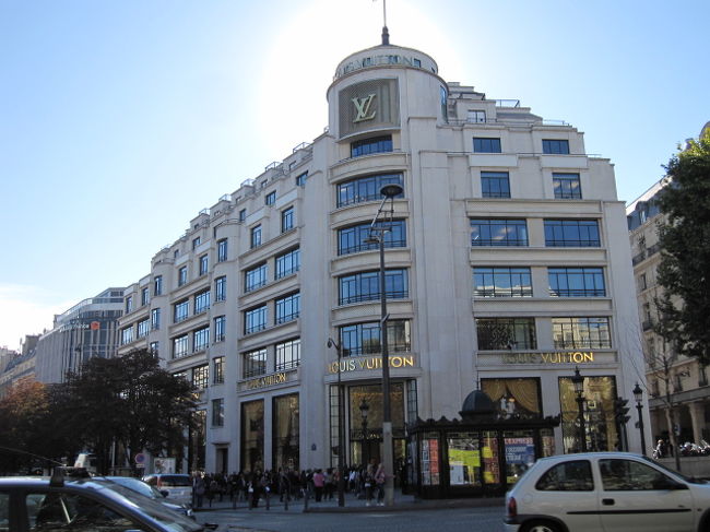 ＜バス下車し徒歩で観光＞<br /><br />わぁ！ルイ・ヴィトン本店です！！！！<br /><br />ここもすっごい人〜〜！！<br />入場制限がかけられていました！