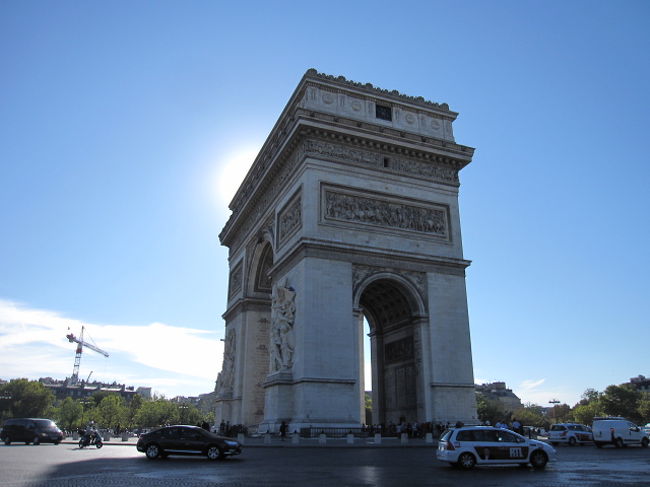 ＜バス下車し徒歩で観光＞<br /><br />凱旋門って四足なんですねぇ〜<br />（知らなかった〜・・汗）<br /><br />(･ω･;A) 