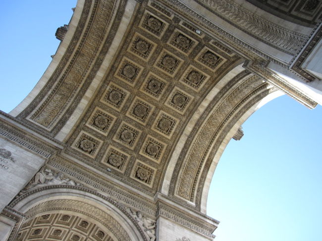 ＜凱旋門＞<br /><br />門の真ん中を眺めた所。