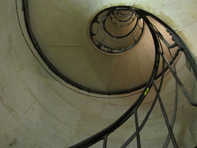 ＜凱旋門＞<br /><br />では、この螺旋階段を登って<br />上を目指します！！！<br />(・∀・)