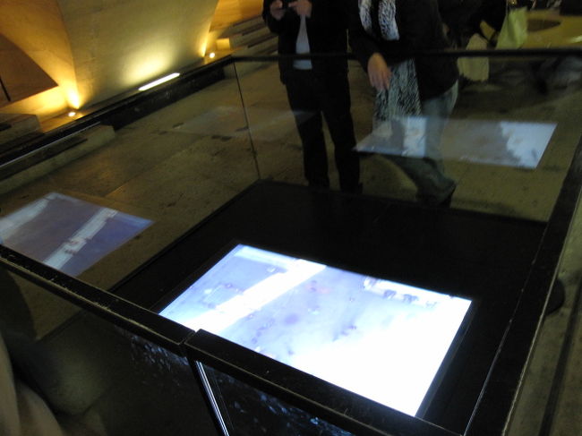 ＜凱旋門＞<br /><br />上に登りました。<br /><br />上にはこんなモニターがあって、下の様子が見れました