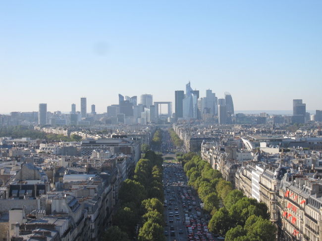 ＜凱旋門＞<br /><br />パリは色んな景色が楽しめる。<br />こっちは高層ビル群。