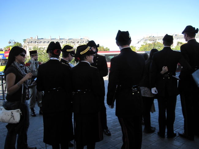 ＜凱旋門＞<br /><br />凱旋門を降りるとこんな人達がいました。<br />