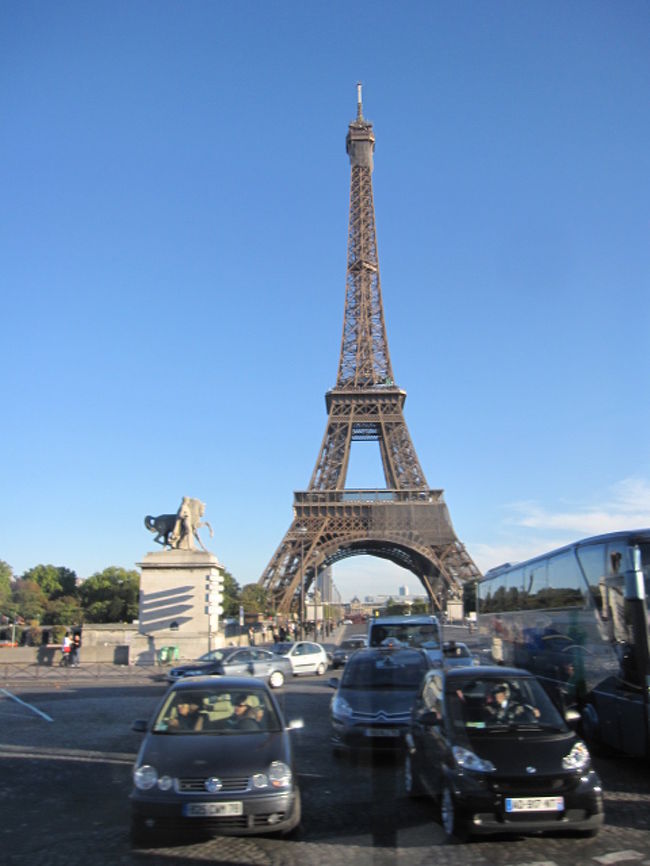 ＜またバスに乗ってエッフェル塔へ＞