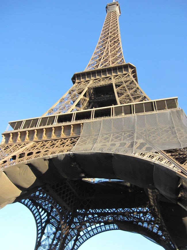 ＜エッフェル塔で下車＞<br /><br />☆⌒Ｙ⌒Ｙ⌒ヾ(o´Д｀)ﾉ