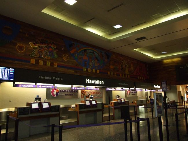 3日目はハワイ島一日観光へ。<br />ＪＴＢにて$299<br /><br />am4:50ホテルピックアップ<br />4:40分からバス待ち。<br /><br />眠い。<br /><br />ホノルルハワイアン航空のターミナルです。